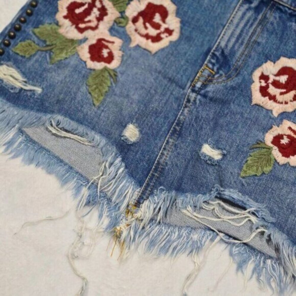 Free People ✦ Denim Mini Skirt ✦ Embroidered Roses Studs Raw Hem Distressed 26 - Picture 8 of 15